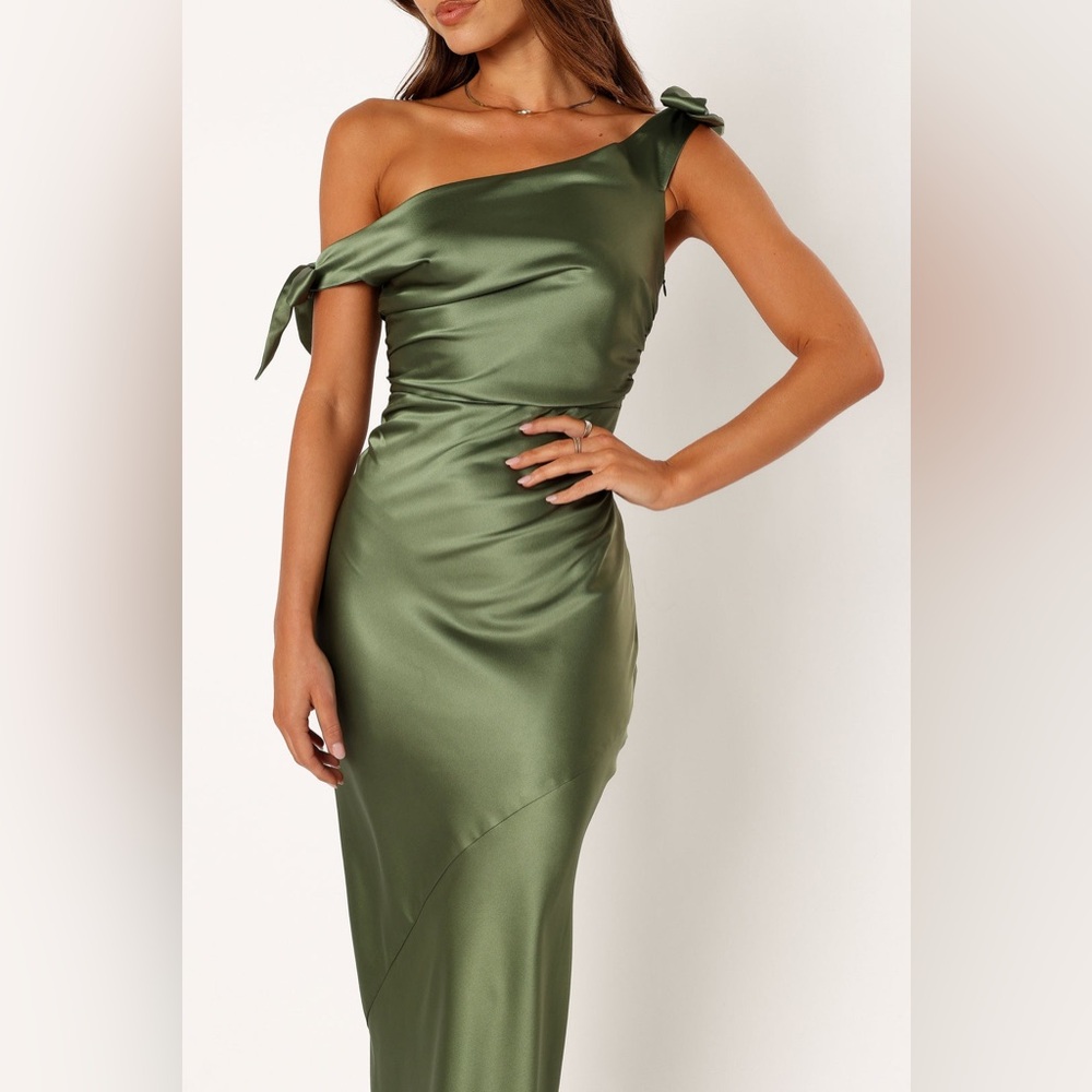 Elegant Olive Green Off-Shoulder Dress - Picture 4 of 10
